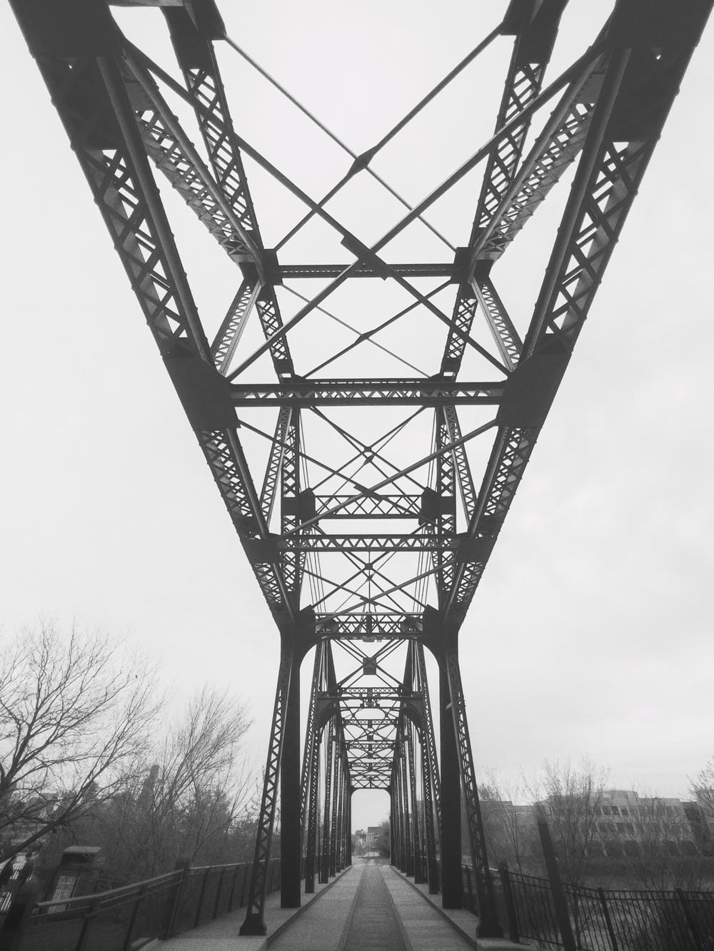 橋の白黒写真