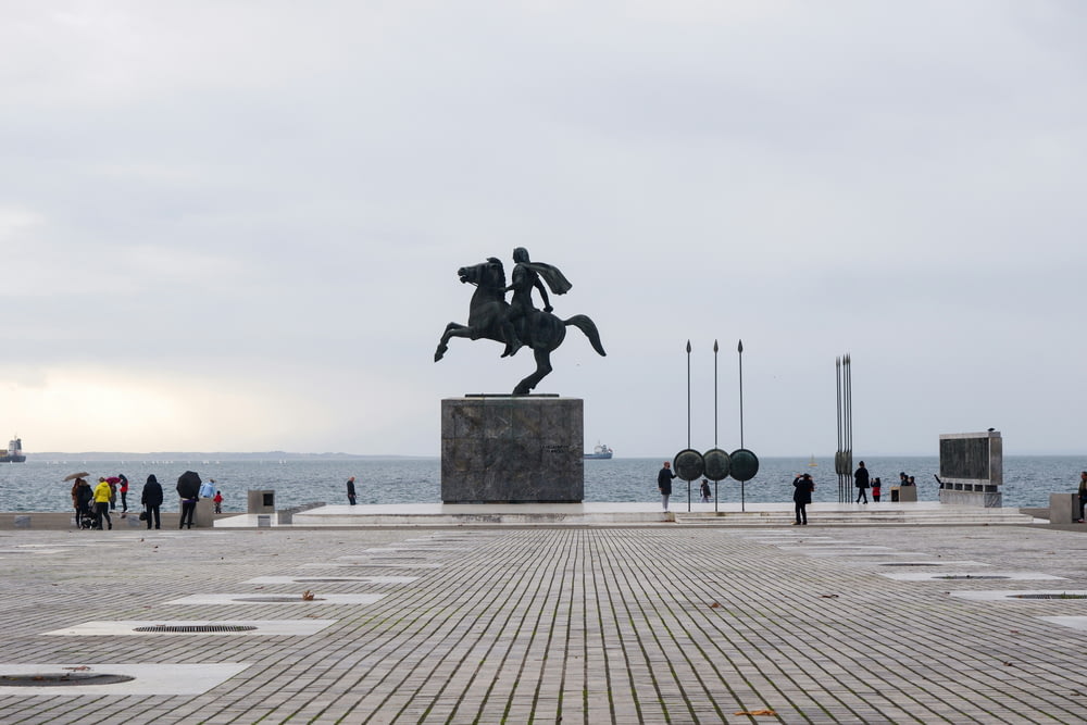 広場で馬に乗る男の像