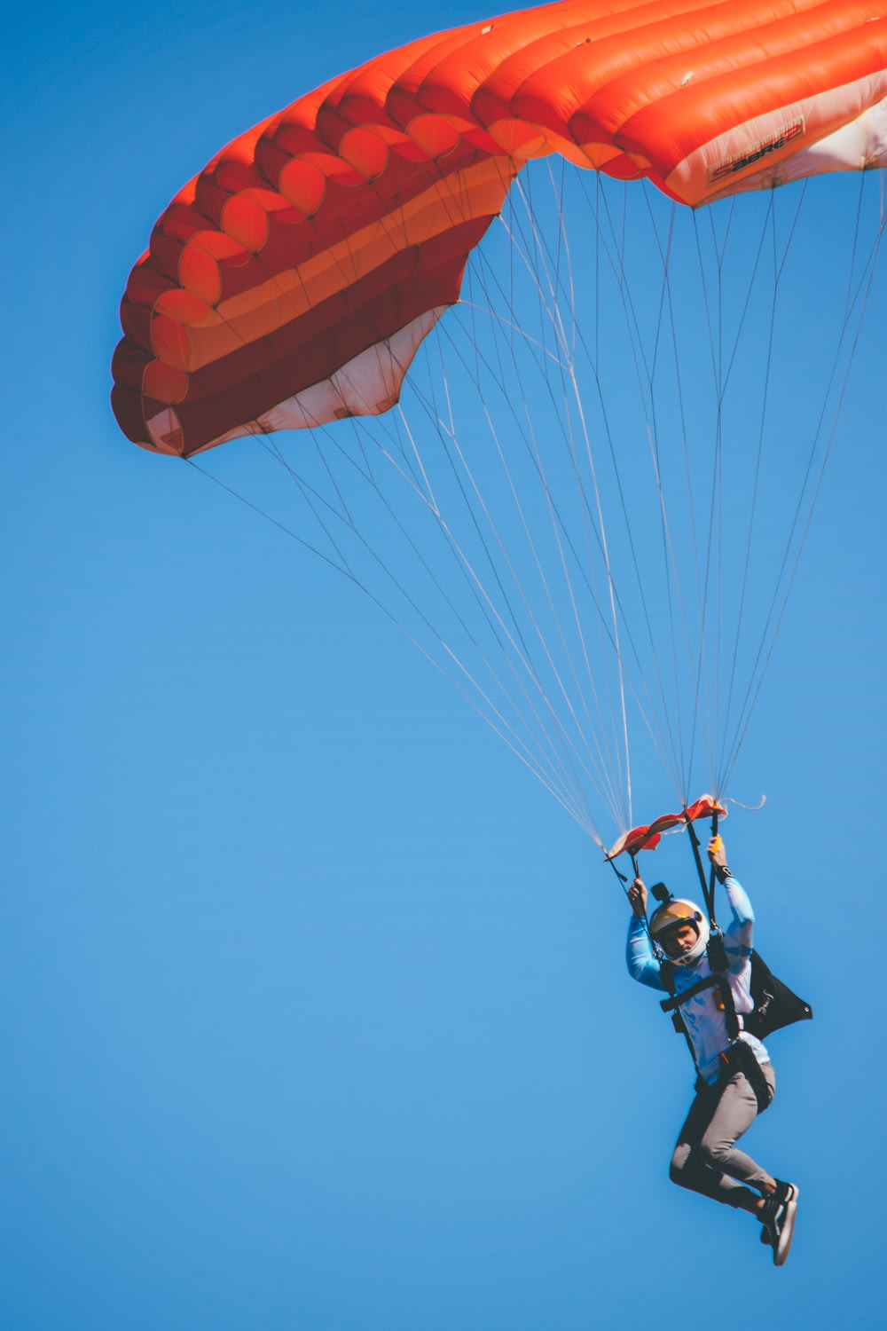 Un uomo che vola in aria mentre si aggrappa a un paracadute