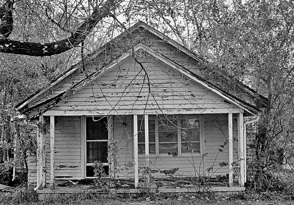 Una foto en blanco y negro de una pequeña casa