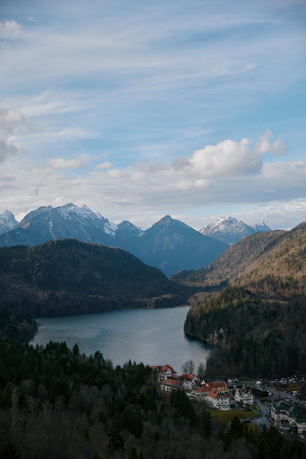 una vista panoramica di un lago circondato da montagne