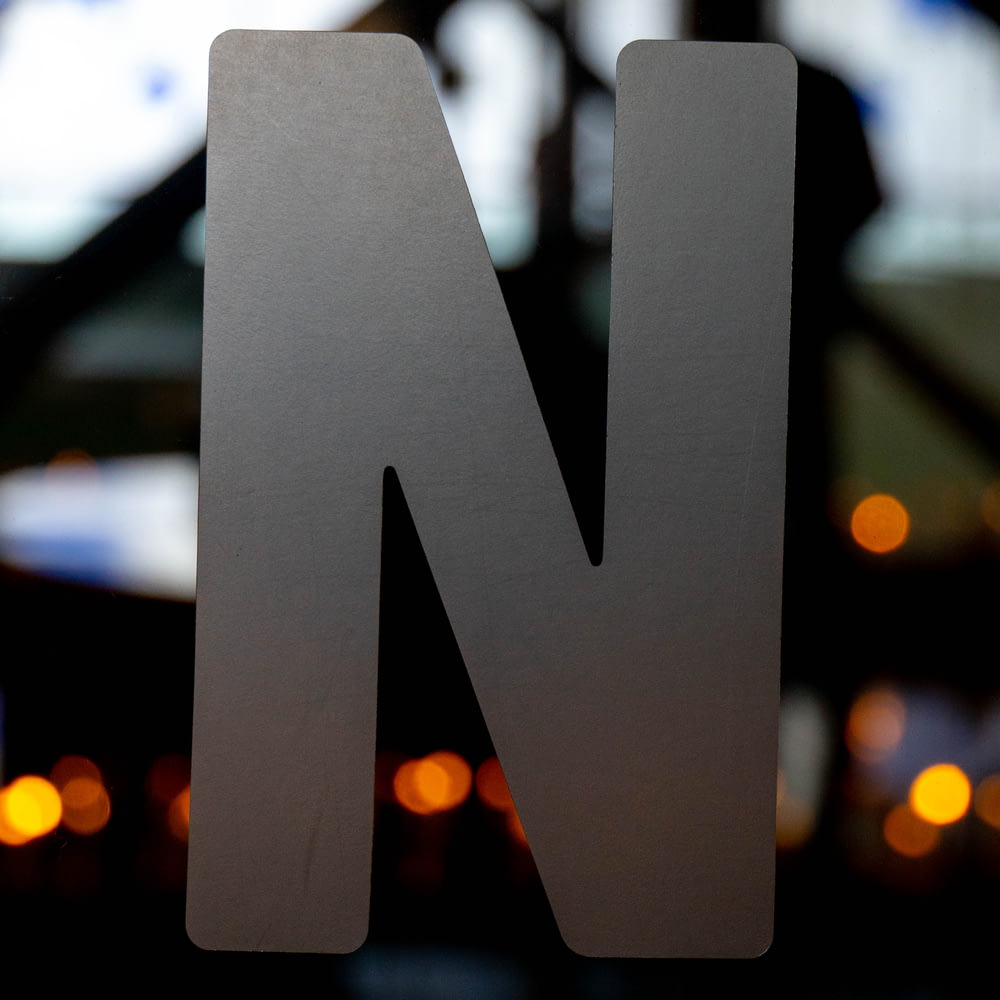 um close up da letra n em um sinal