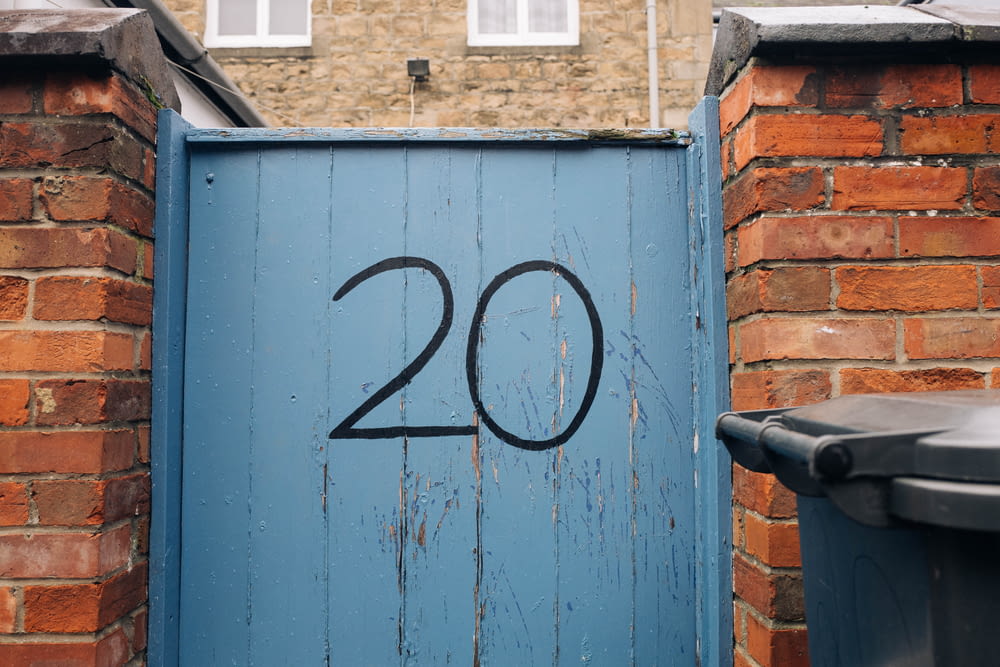 숫자 20이 적힌 파란색 문