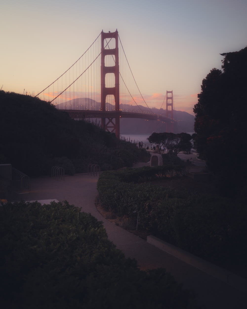 Una vista del puente Golden Gate al atardecer