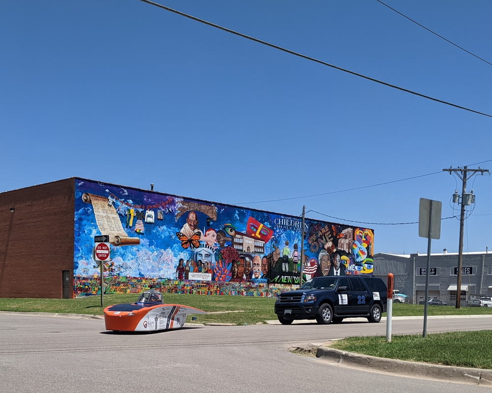 um grande mural ao lado de um edifício