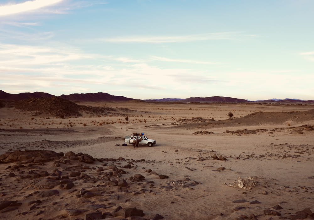 Ein LKW fährt durch ein Wüstengebiet