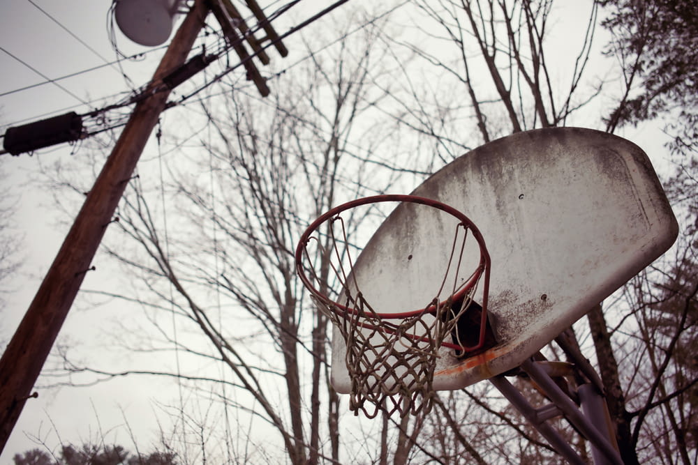 バスケットボールのフープの縁を通過するバスケットボール