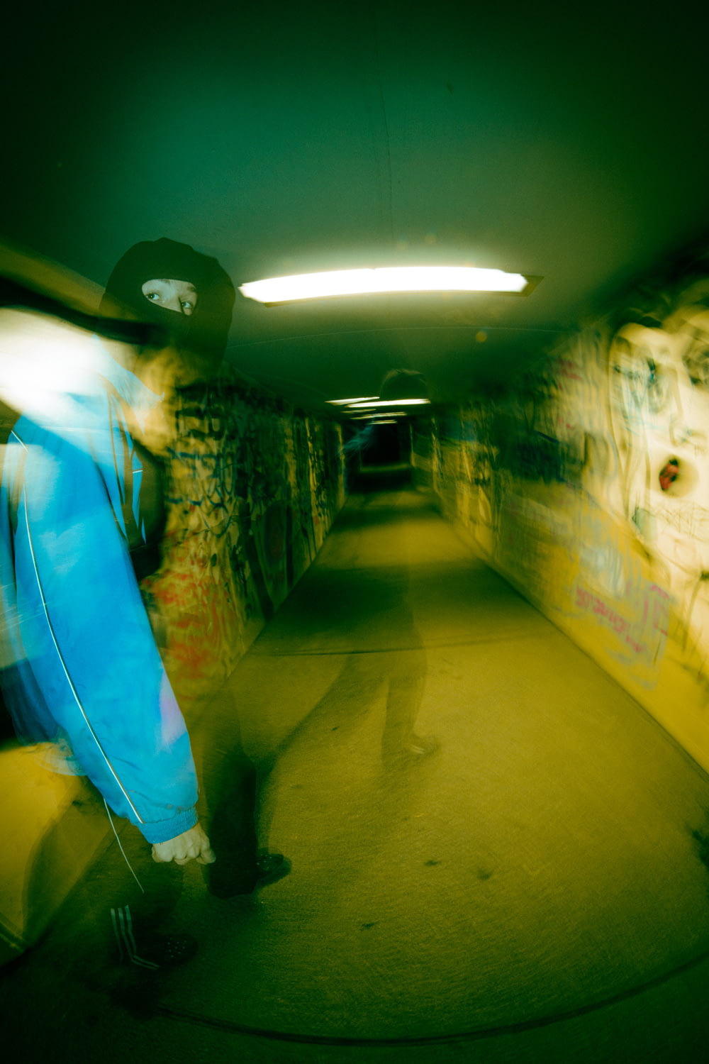 uma foto borrada de uma pessoa andando por um túnel