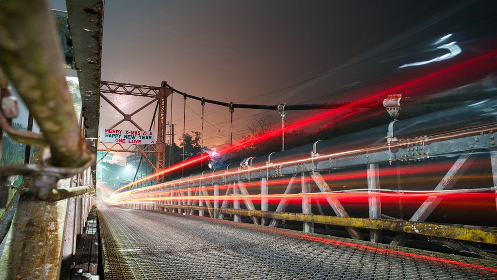 夜の橋の長時間露光写真