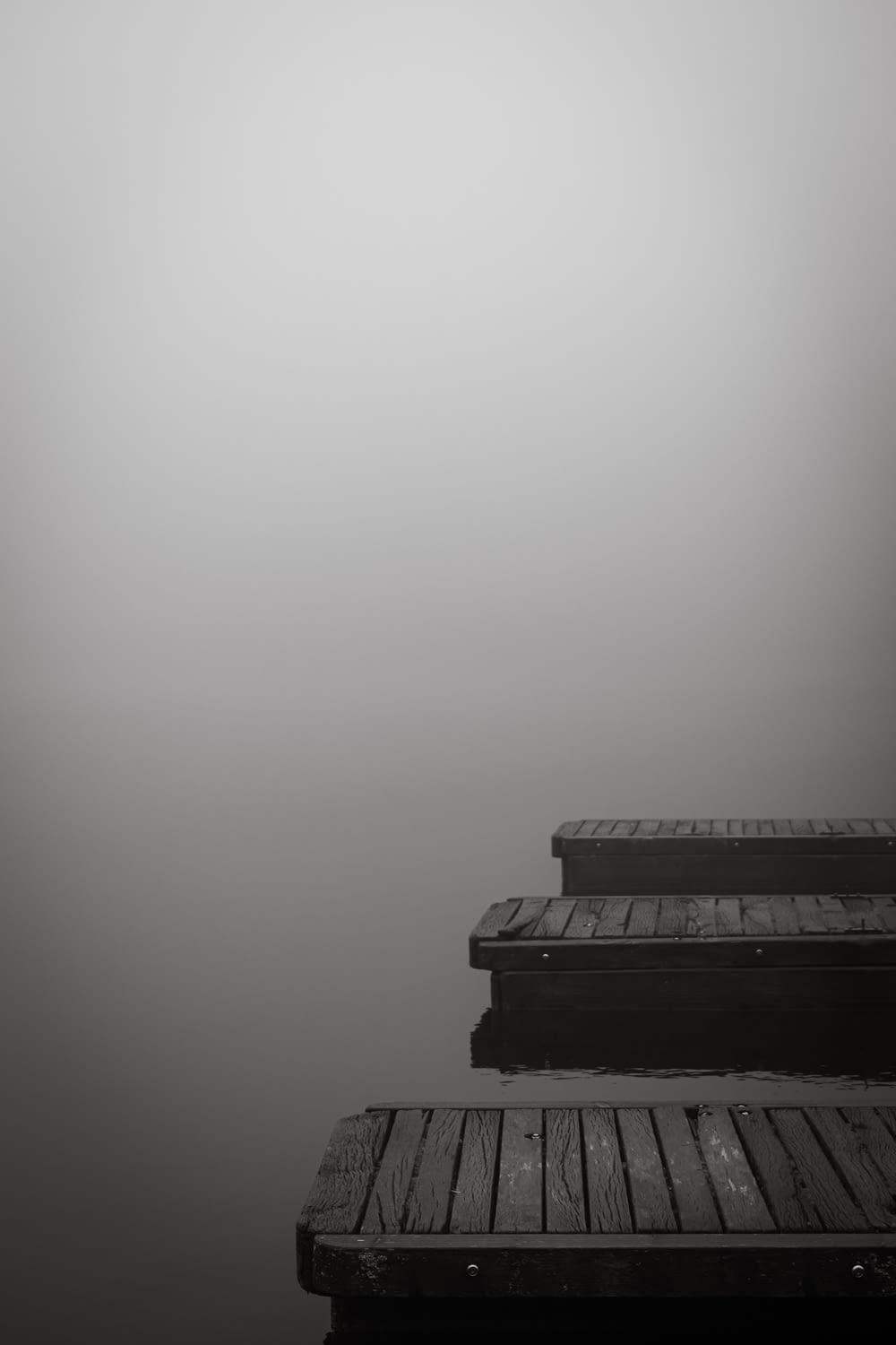 霧の日のドックの白黒写真