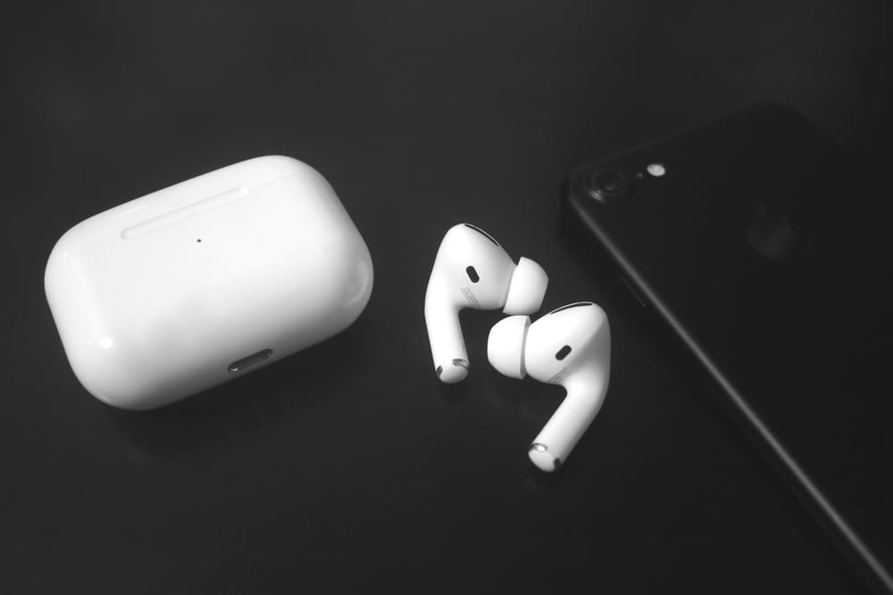 Ein Paar Ohrstöpsel neben einem iPhone