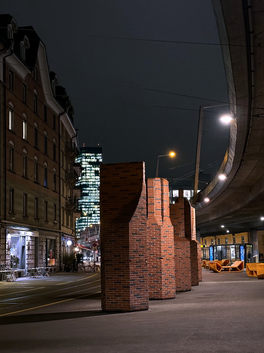 Eine Stadtstraße bei Nacht mit hohen Gebäuden