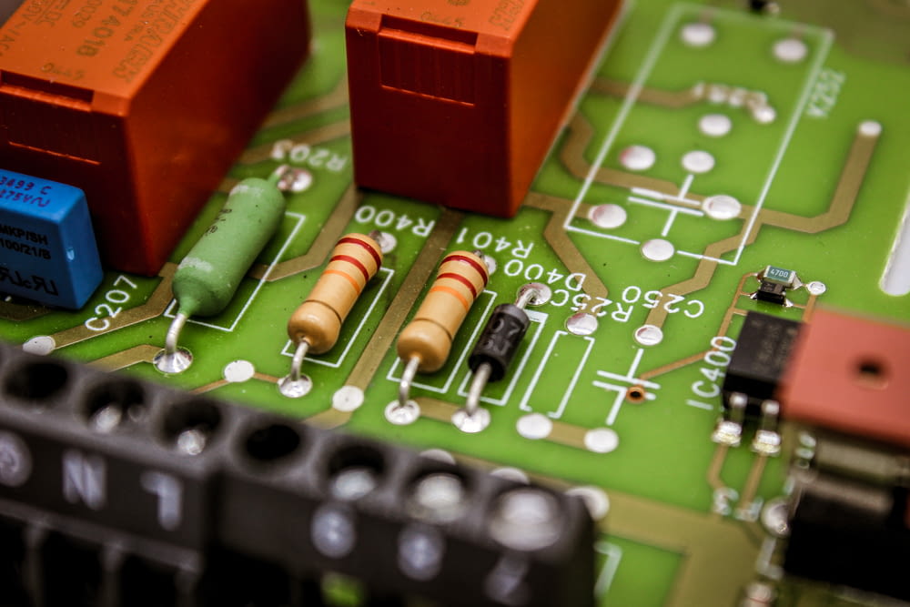 un primo piano di un circuito stampato con alcuni componenti elettronici