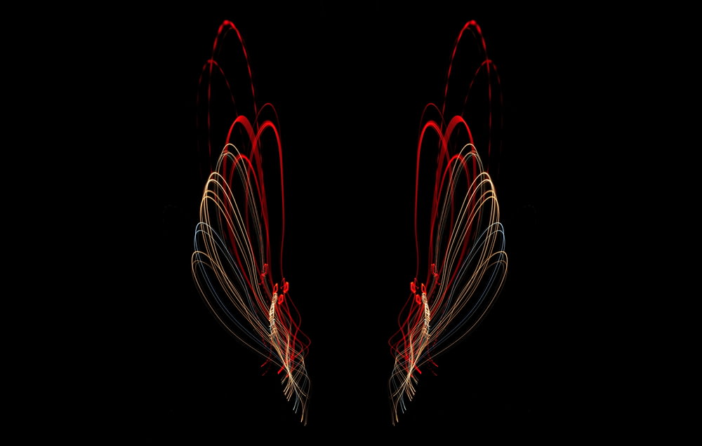 un paio di ali rosse e bianche su sfondo nero