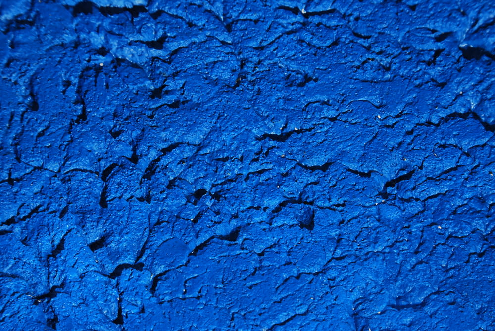 Un primer plano de una pared pintada de azul
