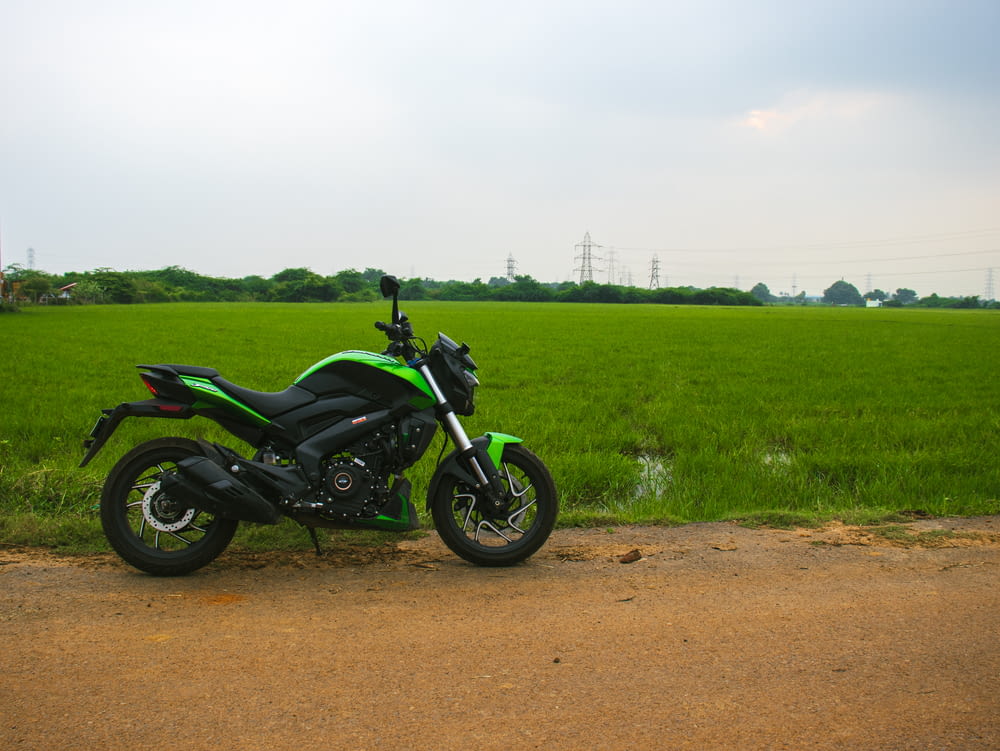 Una motocicleta estacionada al costado de un camino de tierra