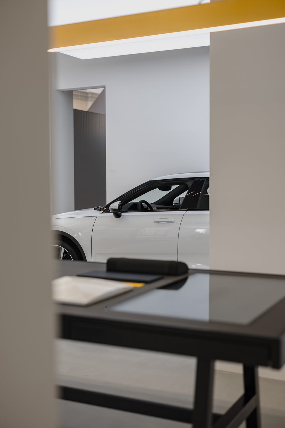 un'auto bianca è parcheggiata in uno showroom