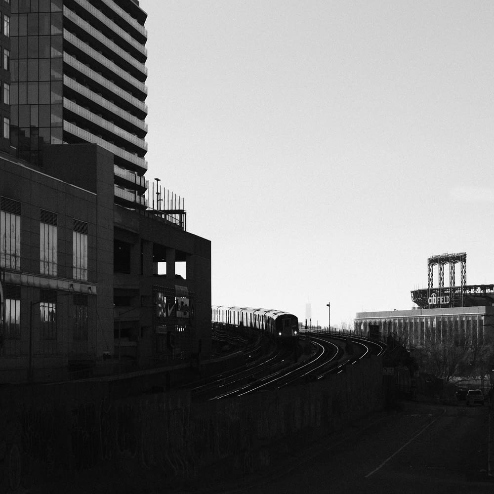 Ein Schwarz-Weiß-Foto eines Zuges, der die Gleise hinunterfährt