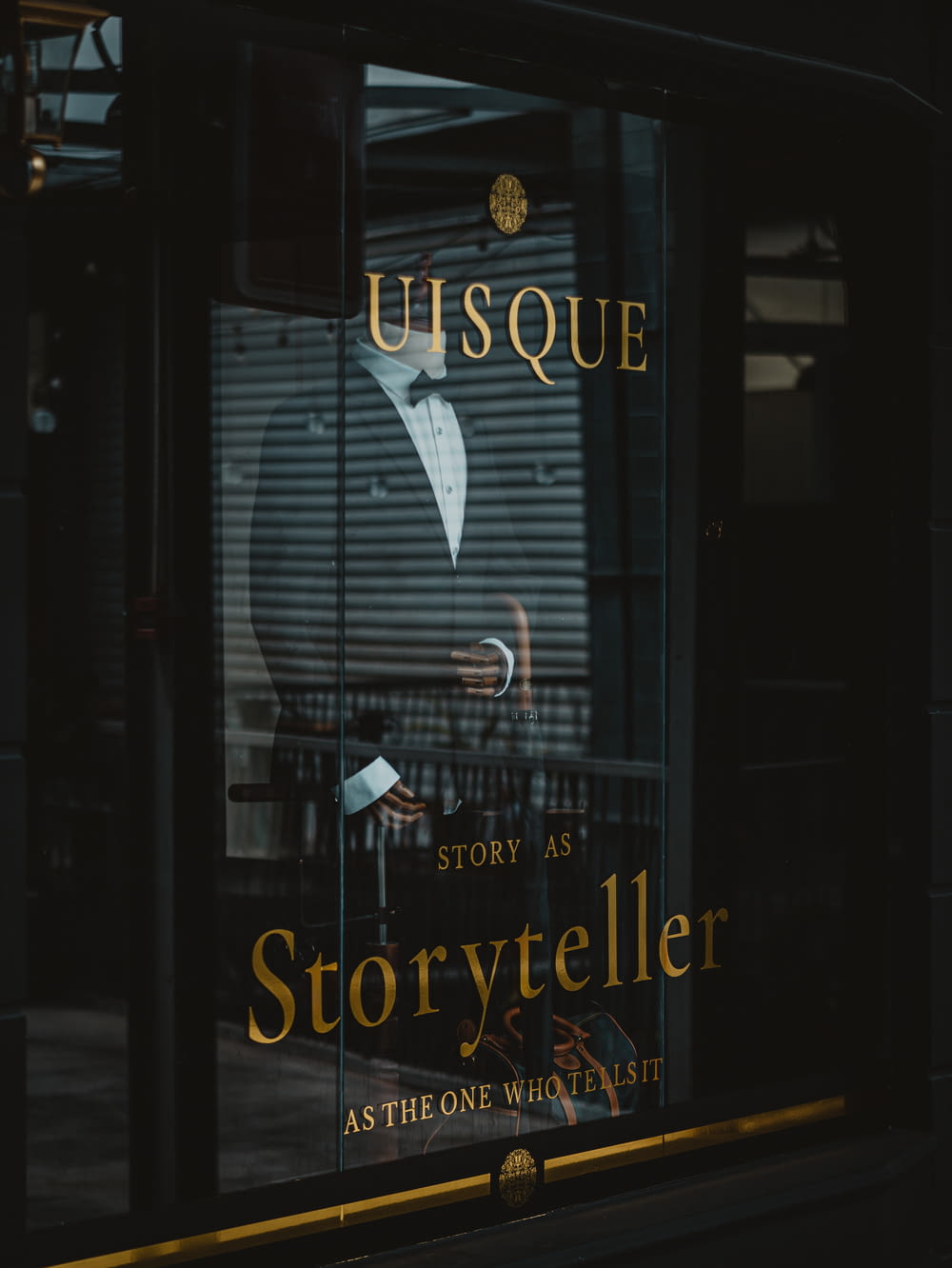 a store window with a sign that reads usque storytell