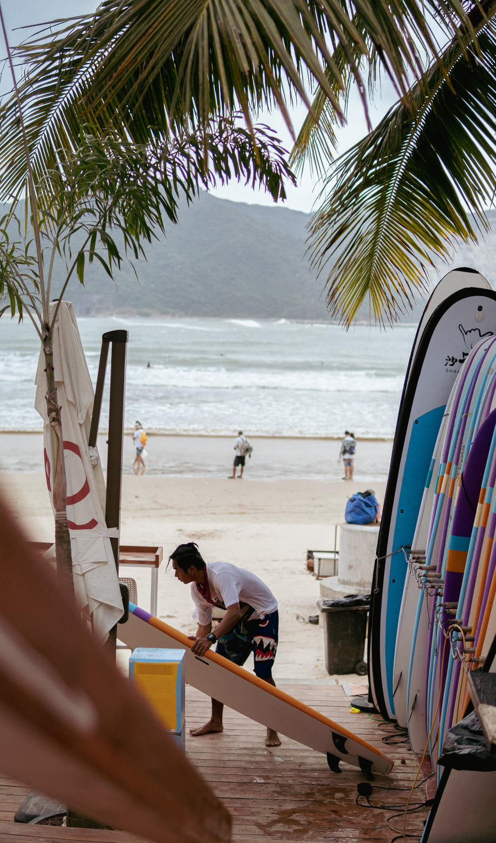 Un homme travaillant sur une planche de surf à la plage