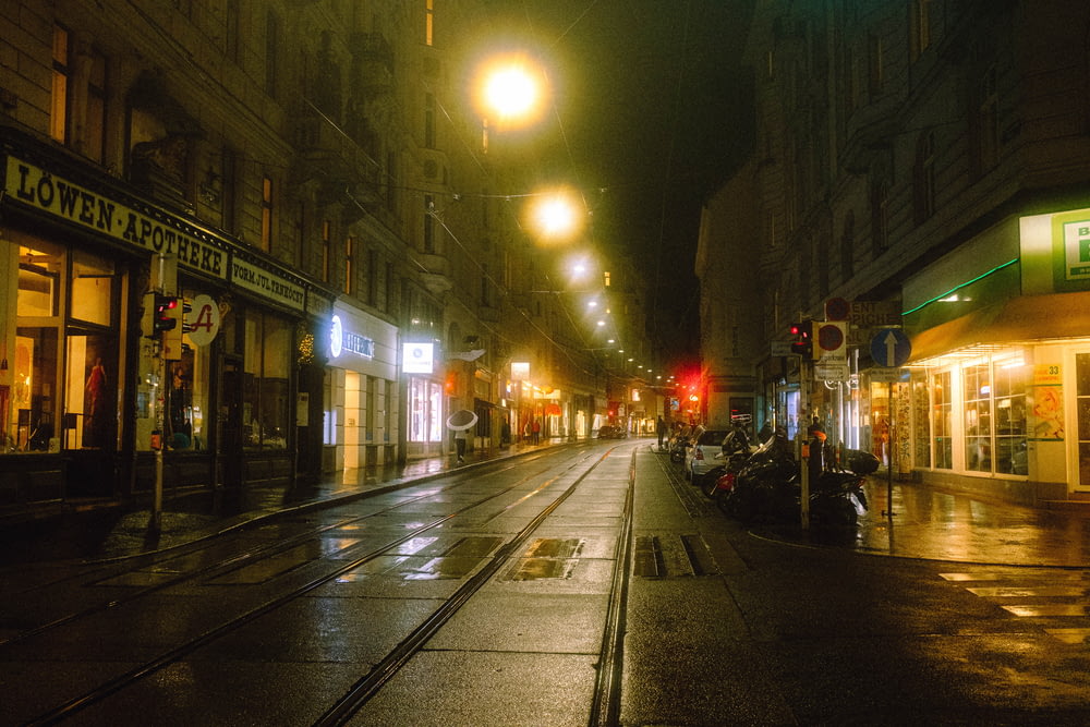 Eine Stadtstraße bei Nacht mit Ampeln