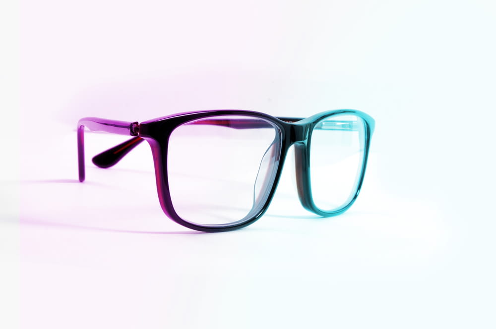 une paire de lunettes posée sur une surface blanche
