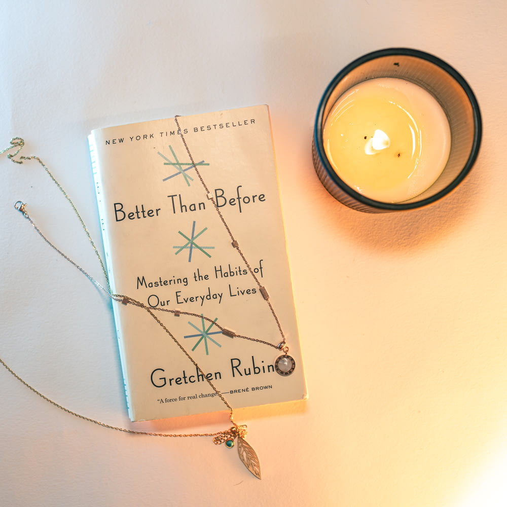 Un libro y una vela sobre una mesa