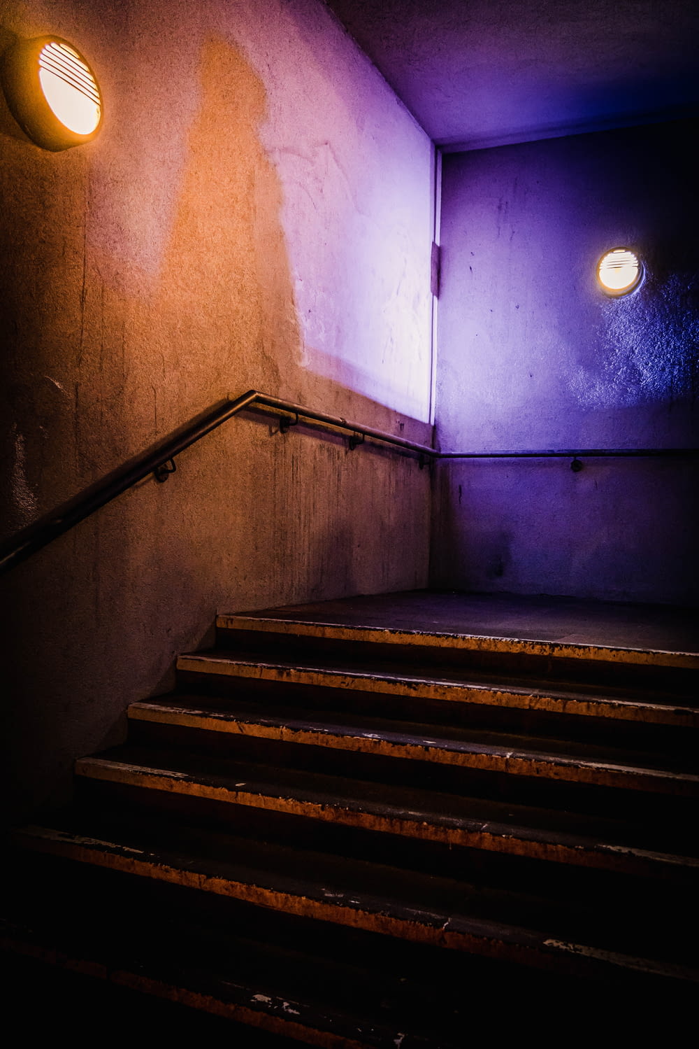eine Treppe, die zu einem hellen Licht führt
