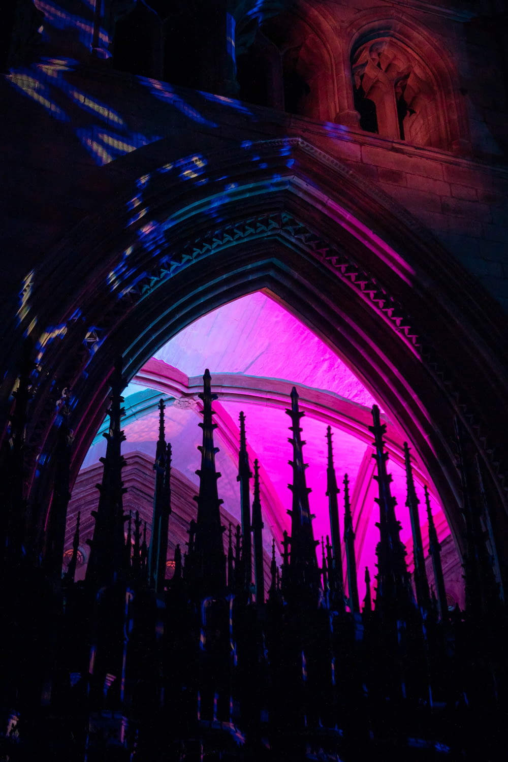 Eine Kathedrale mit rosa und blauem Licht im Hintergrund