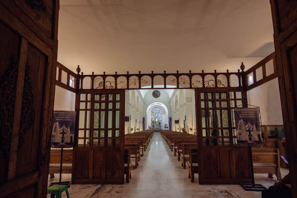 Una vista de una iglesia a través de una puerta abierta
