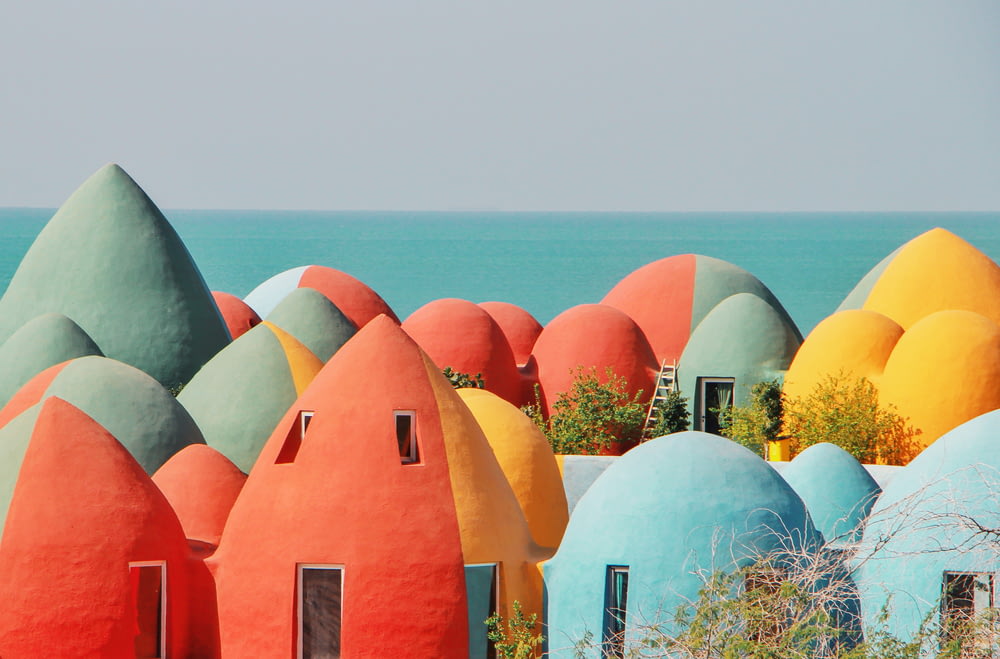 Un groupe de maisons colorées au bord de l’océan