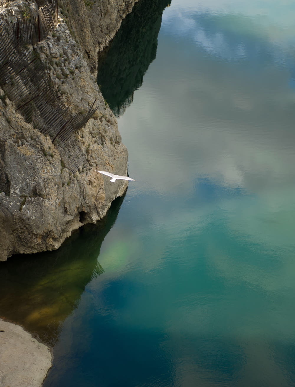 a large body of water next to a cliff