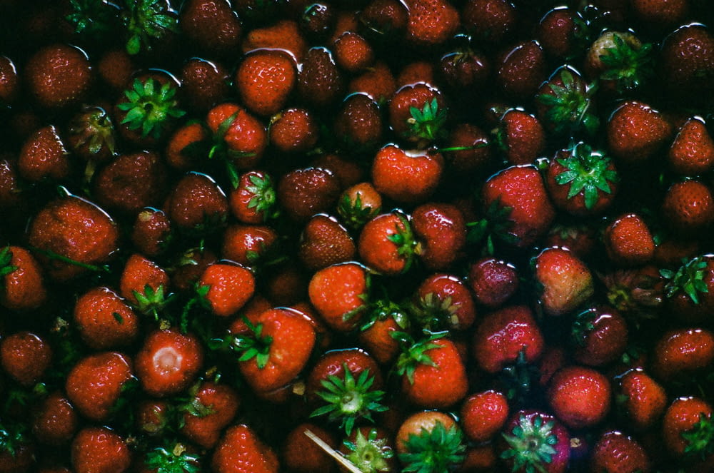 ein Bündel Erdbeeren, die in einer Schüssel sind