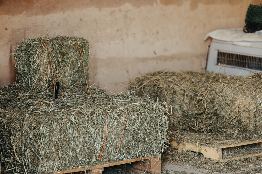 a pile of hay sitting on top of a wooden pallet