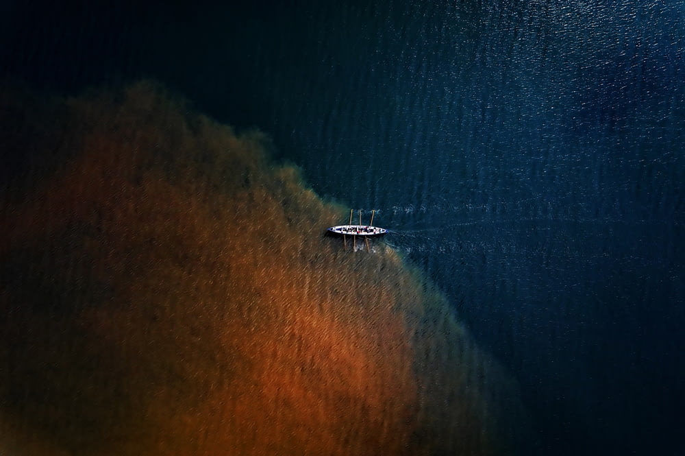 Un barco flotando sobre un cuerpo de agua