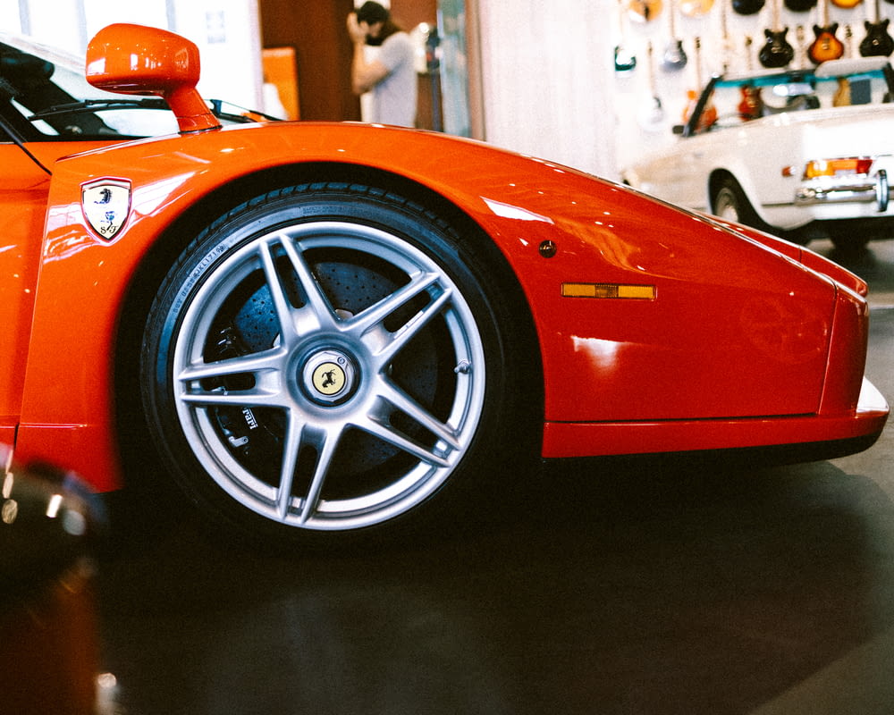 Un'auto sportiva rossa parcheggiata in un garage