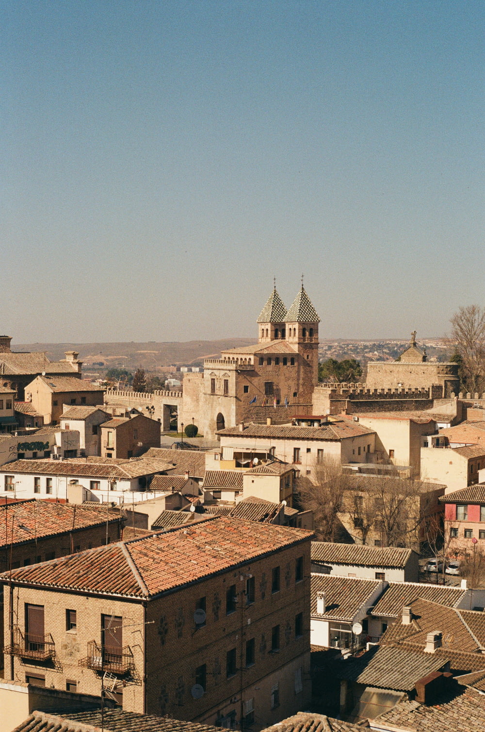 uma vista de uma cidade com uma torre do relógio