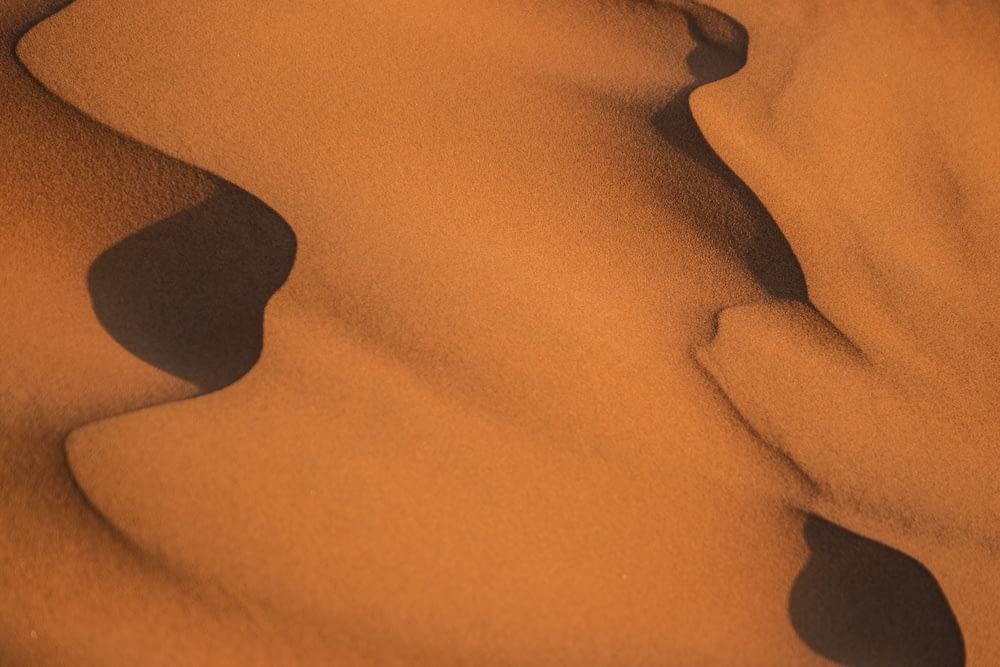 L’ombre d’une personne marchant dans le désert