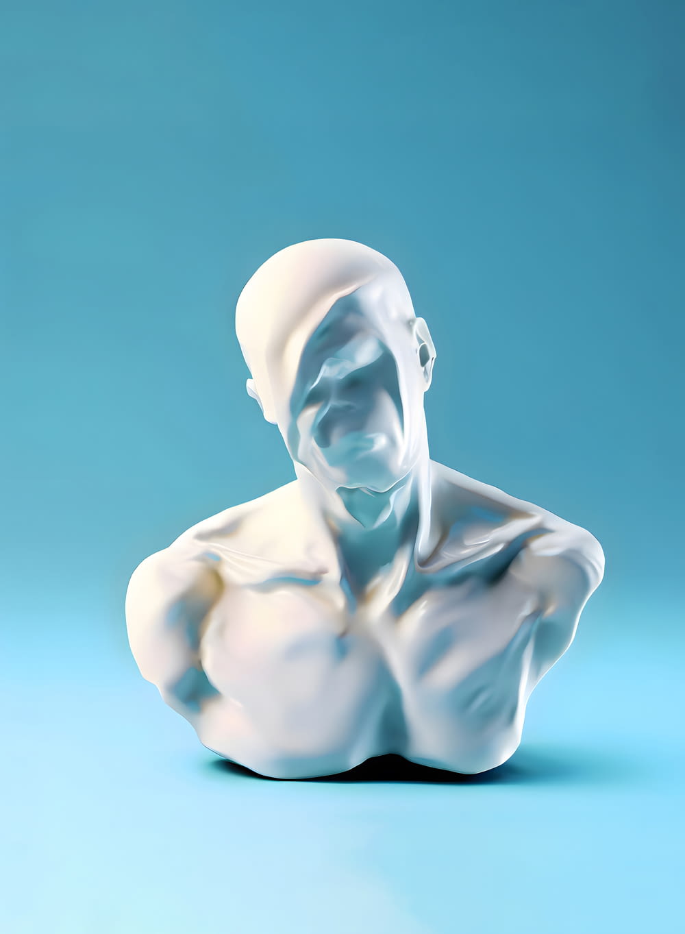 eine weiße Skulptur eines Mannes, der auf einer blauen Fläche sitzt