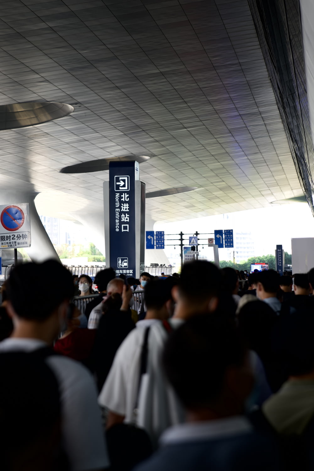 uma multidão de pessoas em pé ao redor de um terminal
