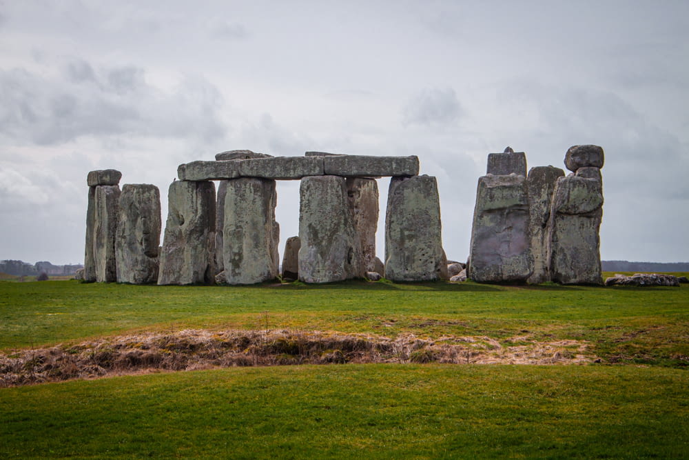 Un monumento de Stonehenge en un campo cubierto de hierba