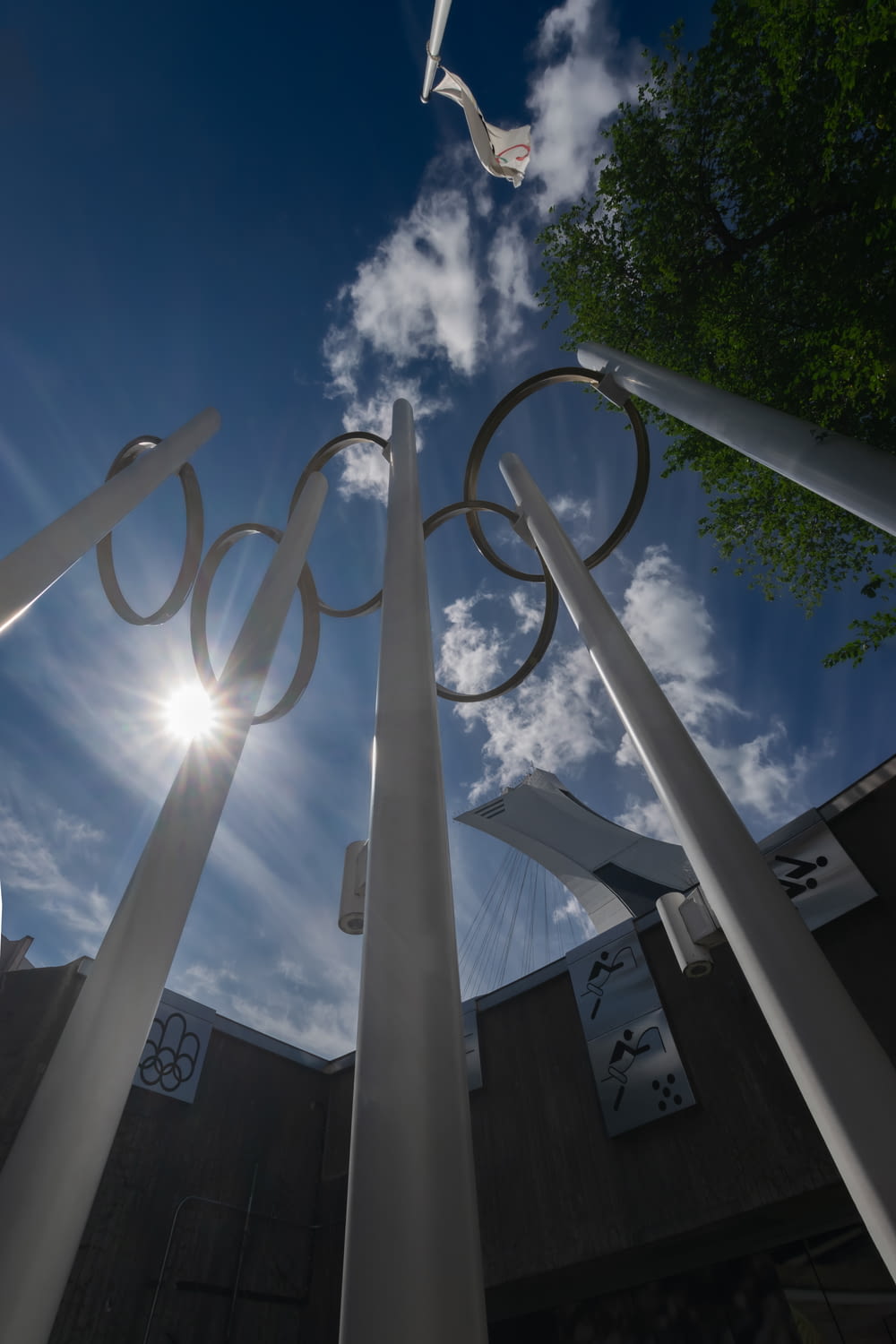 os anéis olímpicos estão em frente a um edifício