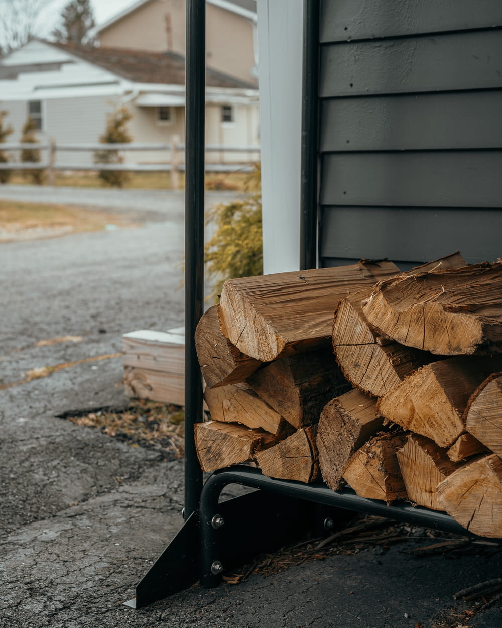 una catasta di legna seduta davanti a una casa