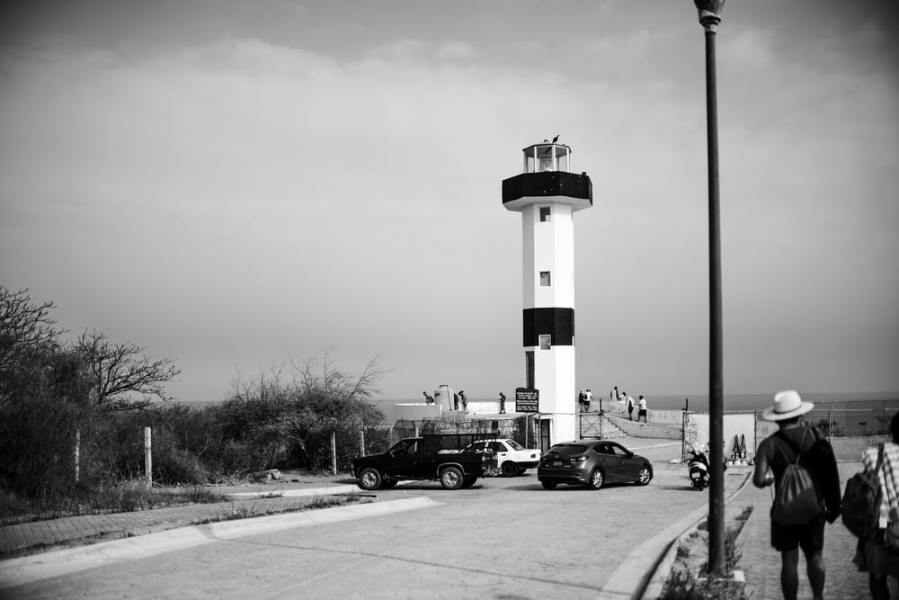 une photo en noir et blanc d’un phare