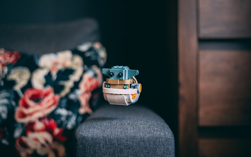 ein Spielzeugboot, das auf einem Stuhl sitzt