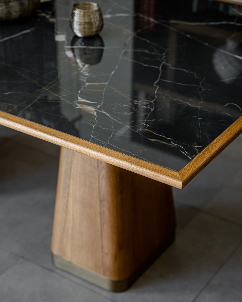 uma mesa superior de mármore com uma base de madeira