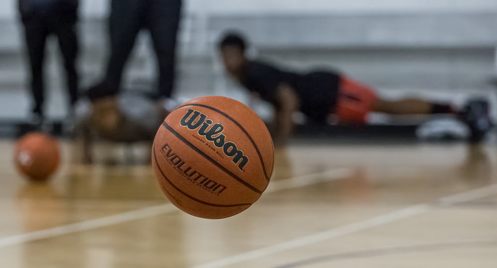 un ballon de basket assis sur un terrain de basket-ball