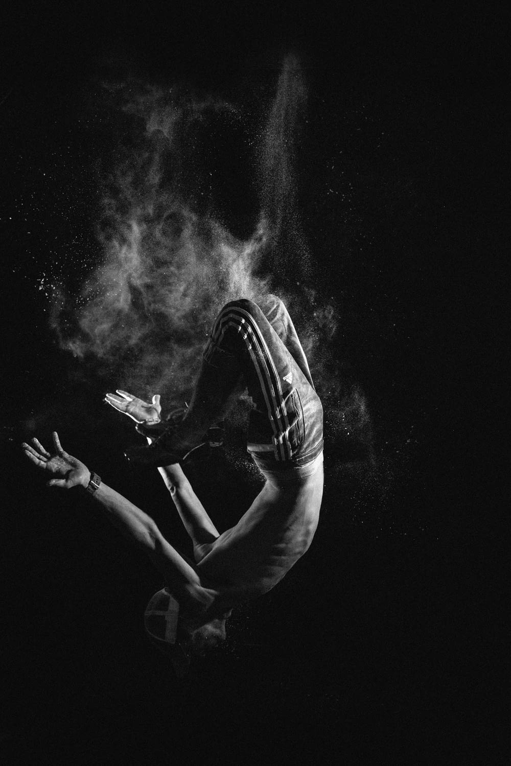 ein Schwarz-Weiß-Foto einer Person, die in der Luft schwebt