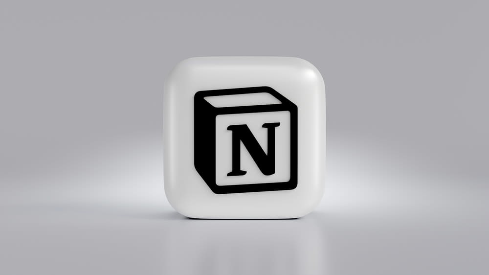 Un blocco in bianco e nero con la lettera N su di esso