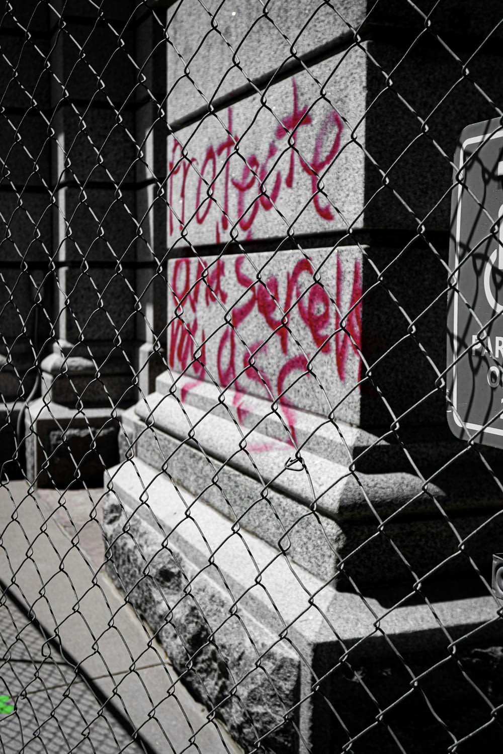 Una foto en blanco y negro de graffiti en una valla